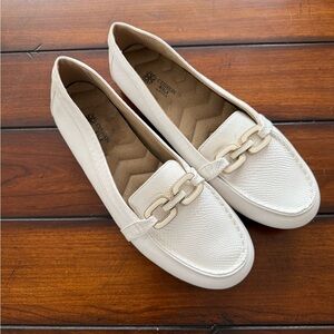 Avon Women's Cream Loafers